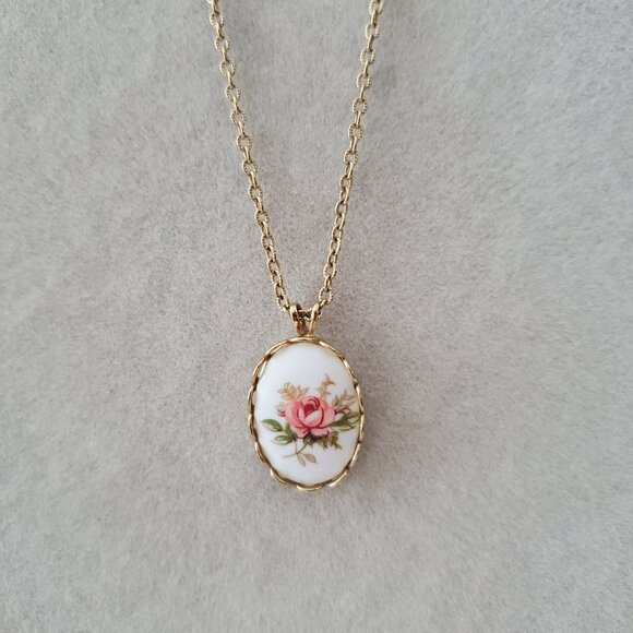 Vintage Bezelled Rose Cameo Pendant Necklace Gold Vermeil Chain, Bail & Bezel 18 - Picture 3 of 9
